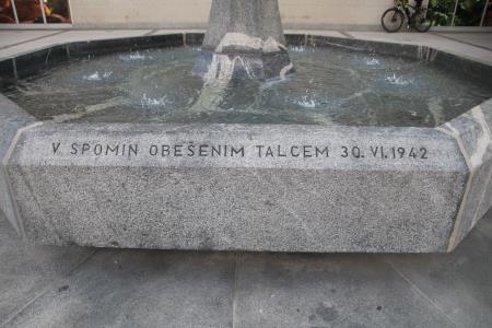 Spominska svečanost na Trgu talcev 